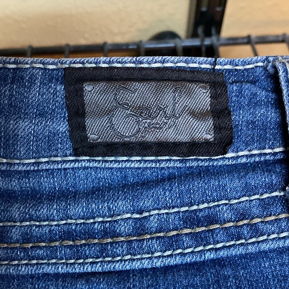 Earl Jean - Picture 2 of 7